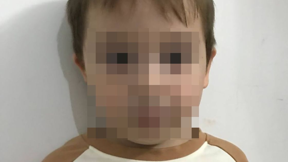 «Мама, скажи еще раз»: 4-летний Мади из Алматы не слышит одним ухом и мечтает об операции
