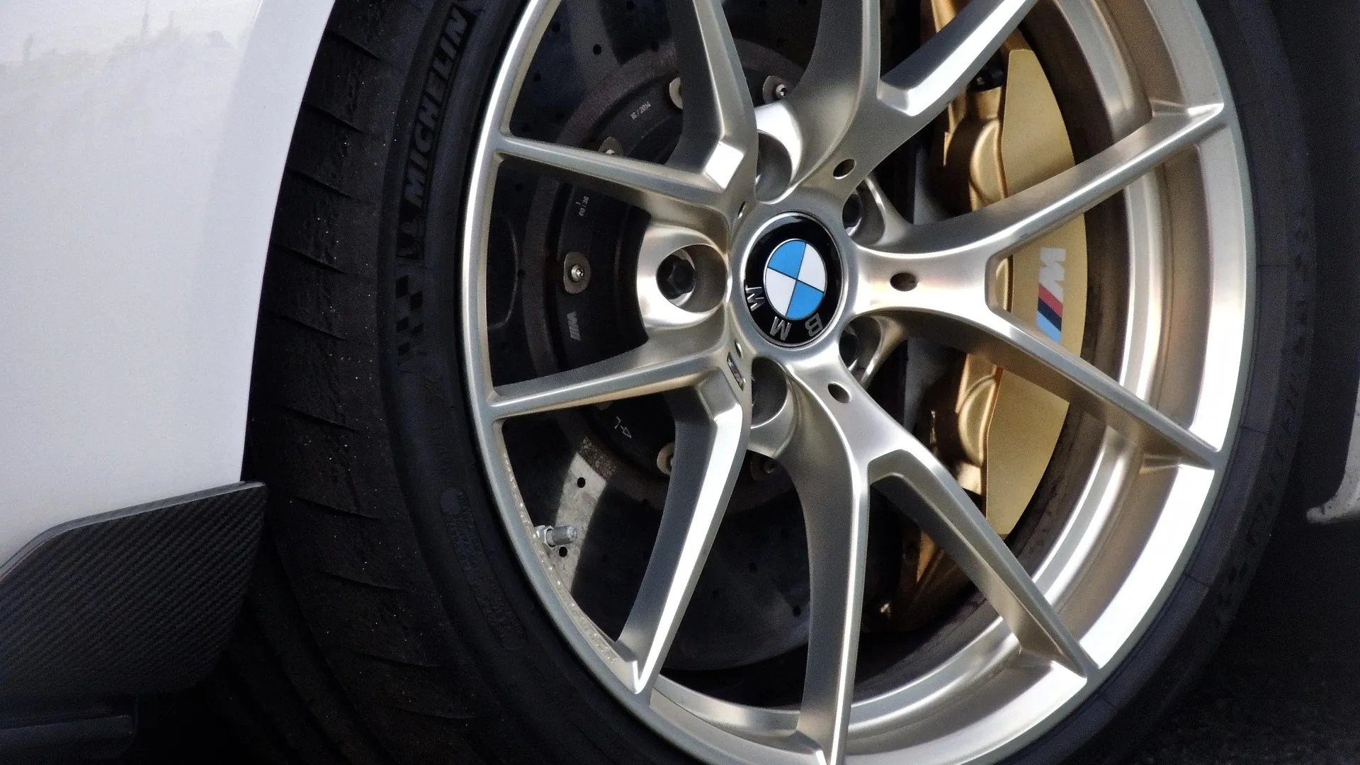 В Алматы водитель BMW устроил дрифт по заказу и попал под арест с шестью штрафами