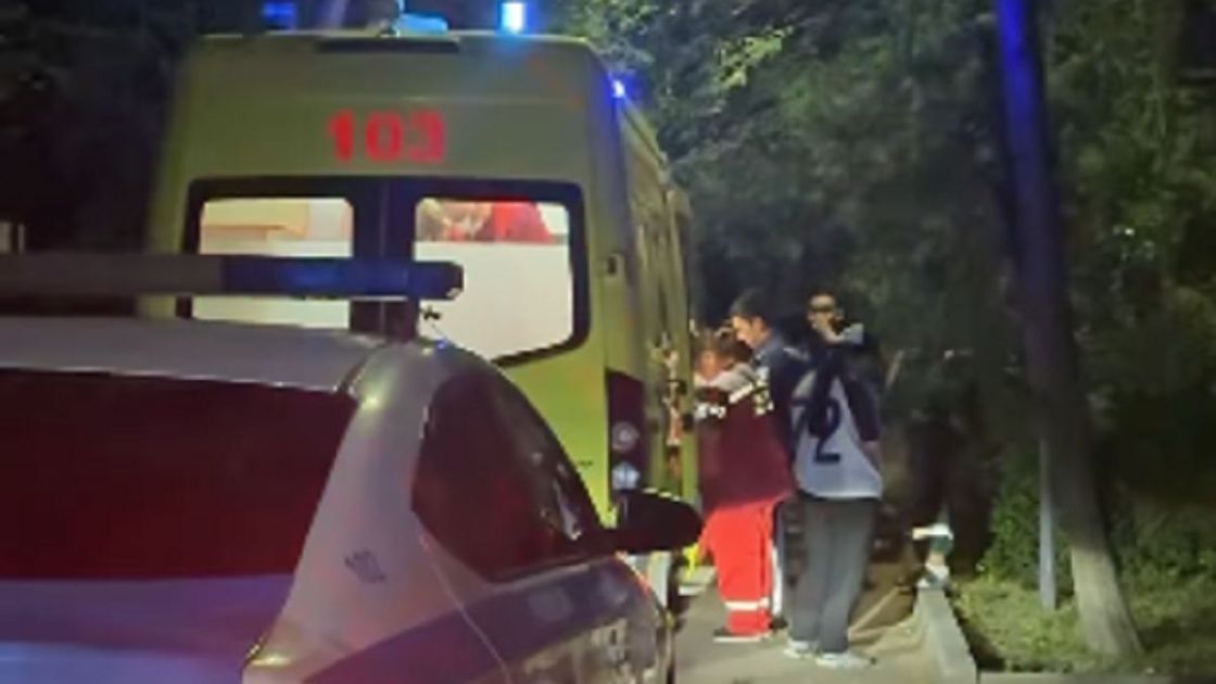 Потеряла ключи и полезла в окно: жительница Алматы рухнула со второго этажа