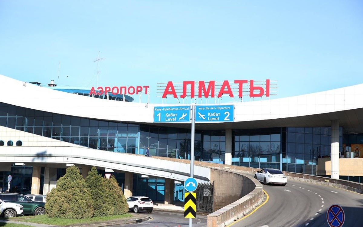 Падение трубы в аэропорту Алматы: акимат начал внеплановую проверку