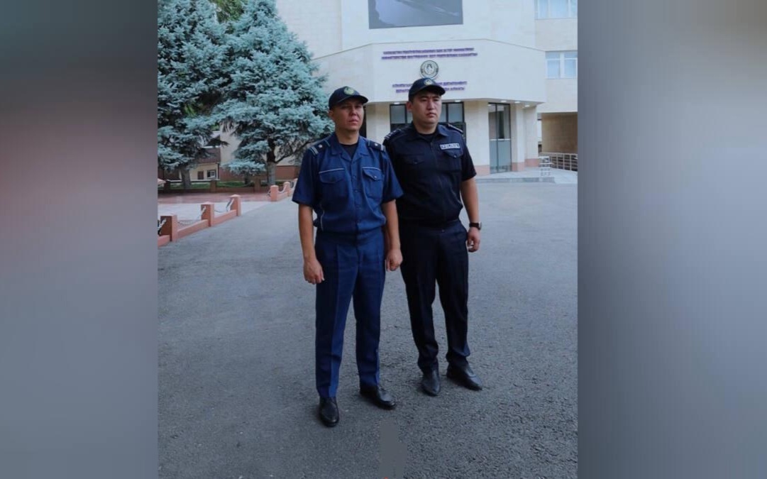 Алматыда ер адам 16-қабаттың балконынан құлай жаздады: полиция құтқарды