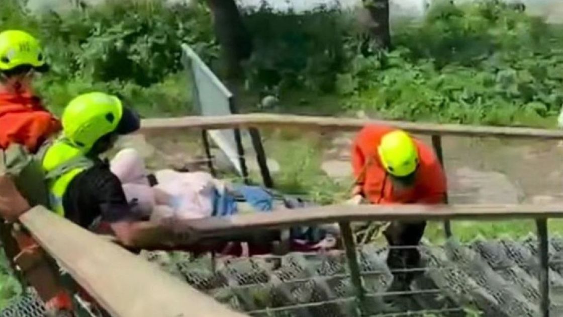 Травма в горах Алматы: спасатели спустили женщину на носилках