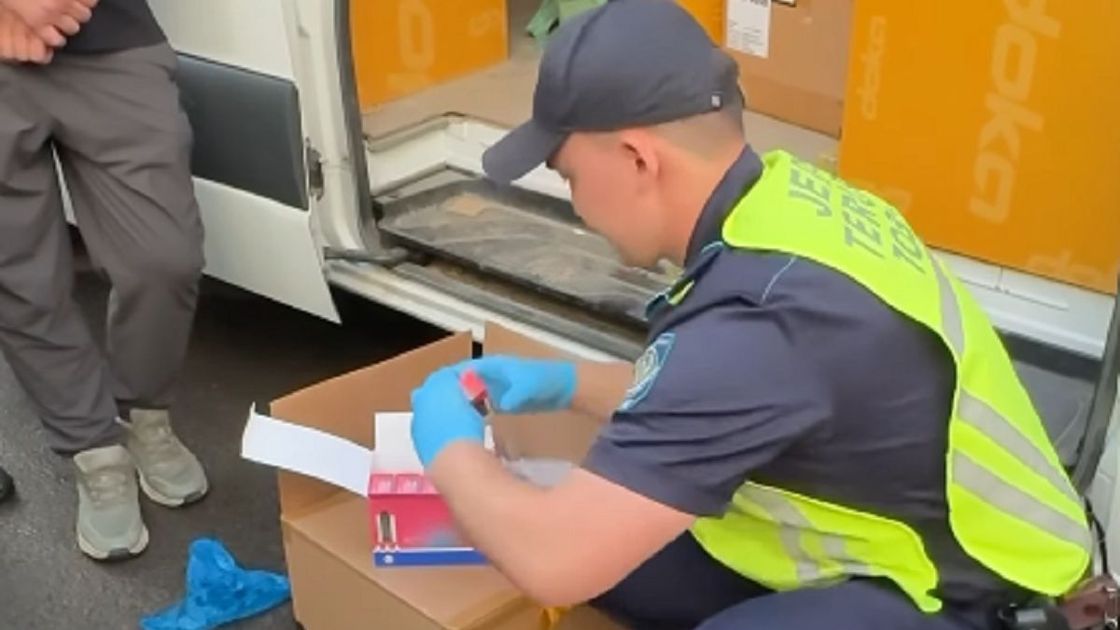 Mercedes жүргізушісінің әрекеті күдік тудырды: Алматы кіреберісінде тәркіленген тауар