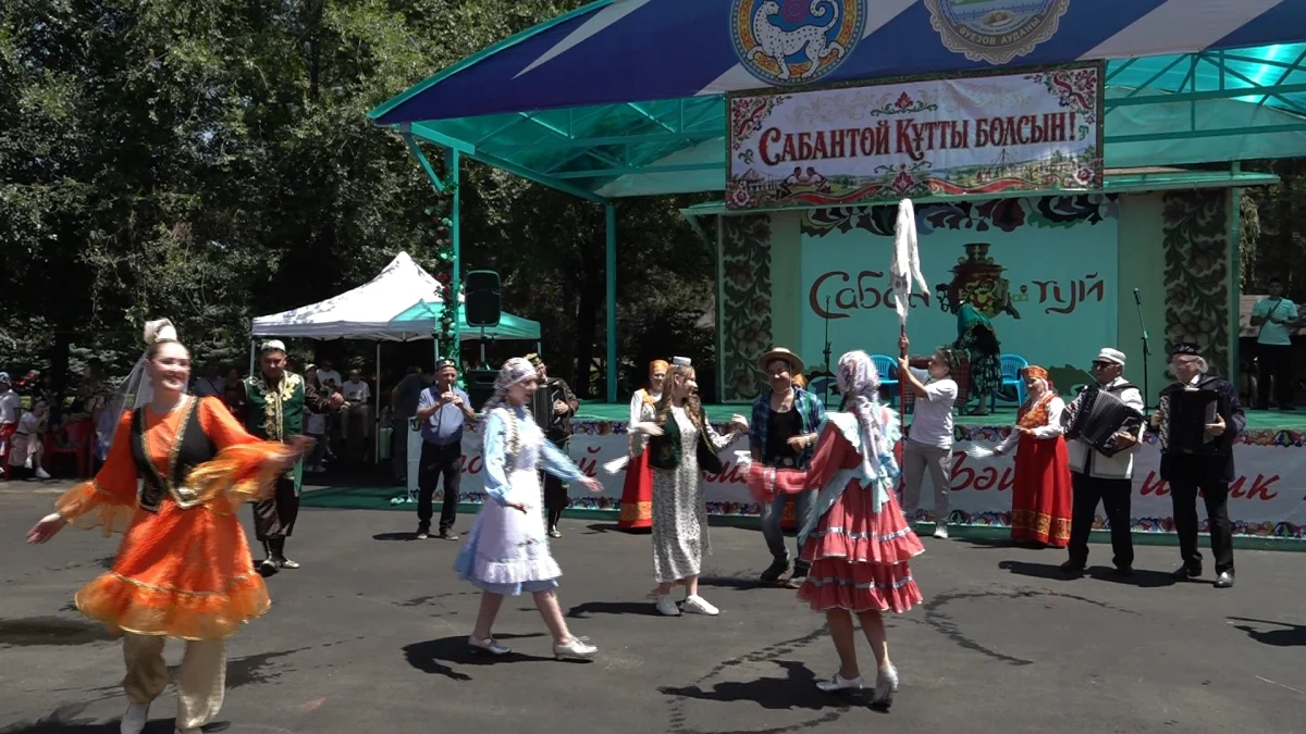 Сабантуй в Алматы: песни, танцы и угощения собрали тысячи горожан