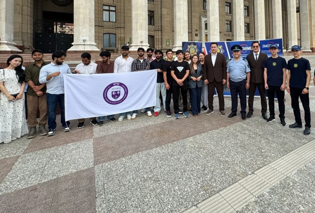 В Алматы развернули 10-метровый флаг против наркотиков