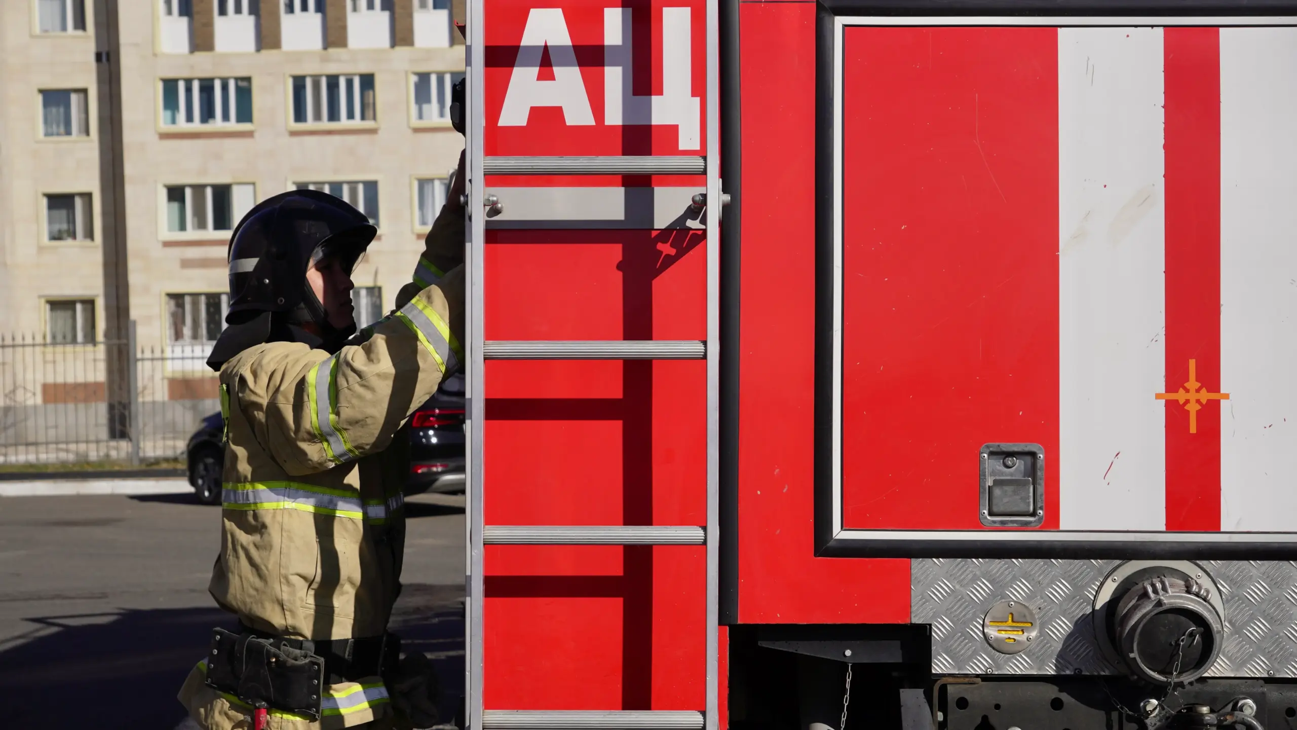 Пожар в Алматы тушат по повышенному рангу, спасены три газовых баллона