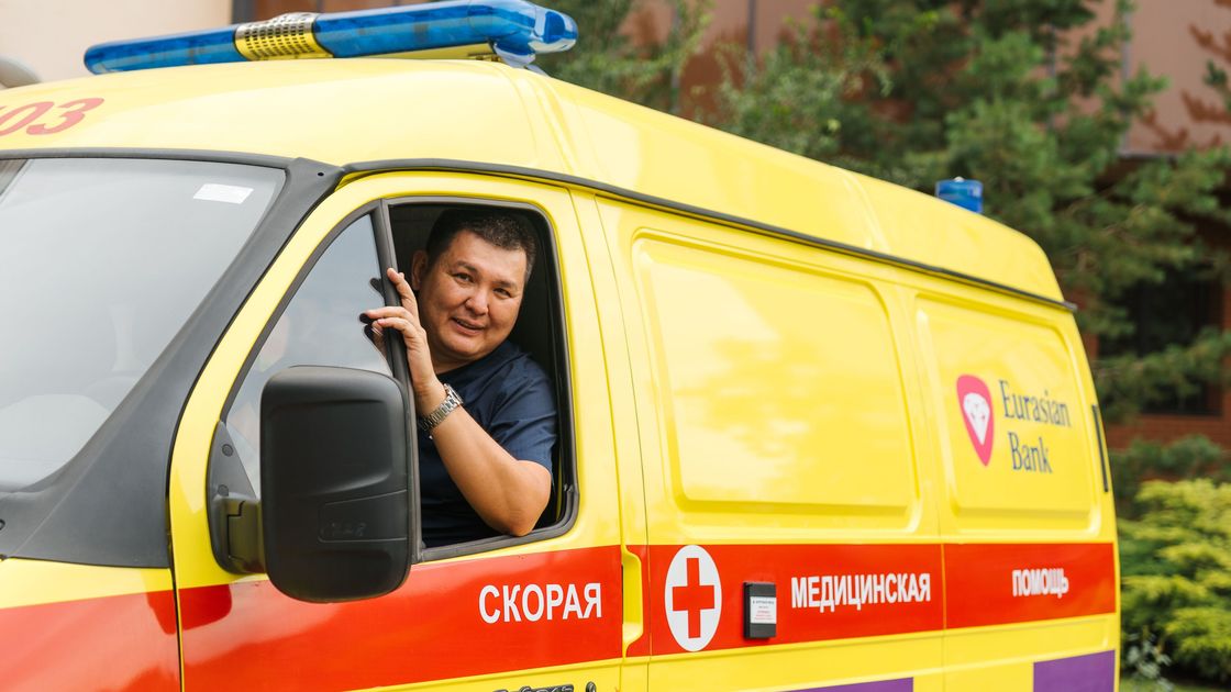 Евразийский банк подарил больнице №4 Алматы автомобиль скорой помощи