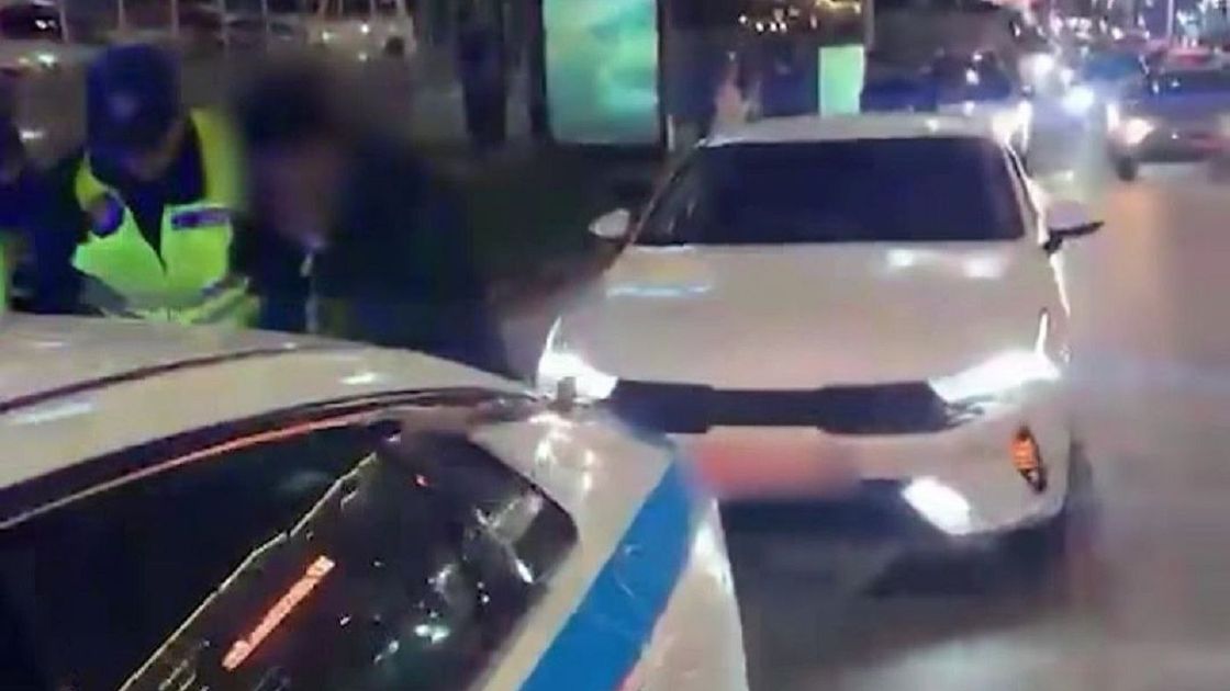 Алматыда нөмірсіз жүріп, жол ережесін бұзған жүргізуші анықталды (видео)