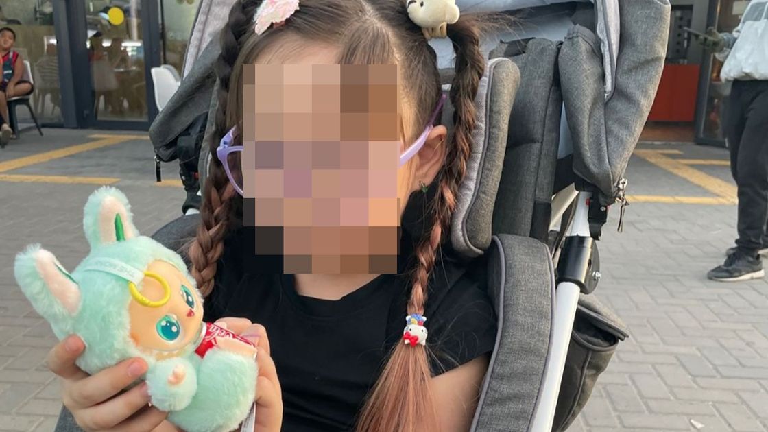 «Мама, я хочу быть гимнасткой»: девочке с ДЦП из Алматы нужна операция за 800 тыс. тенге