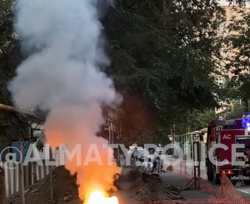 В центре Алматы загорелись подземные коммуникации