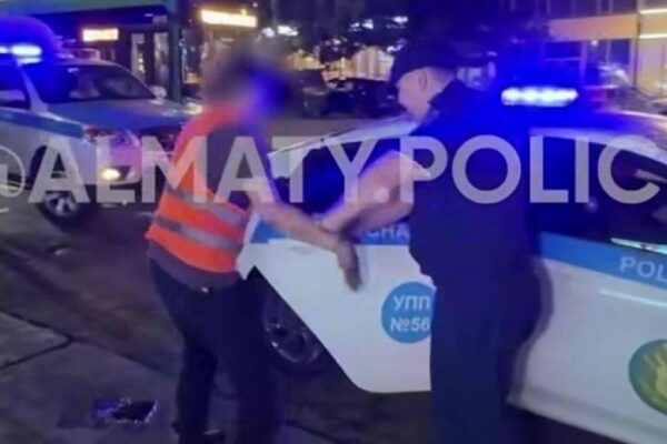 Алматыда дастарқан басында пышақ жарақатын алған ер адам: күдікті ұсталды