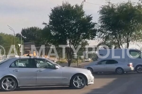 Дрифт у торгового дома в Алматы: водителя задержали, авто отправили на штрафстоянку