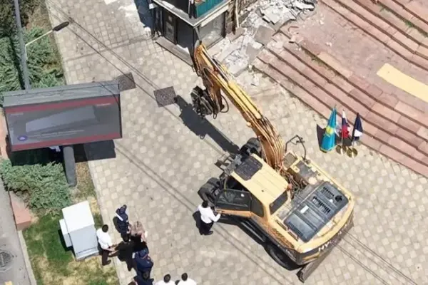 В центре Алматы начали сносить крупную пристройку после двух лет судов