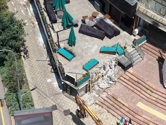 В центре Алматы начали снос крупной незаконной пристройки