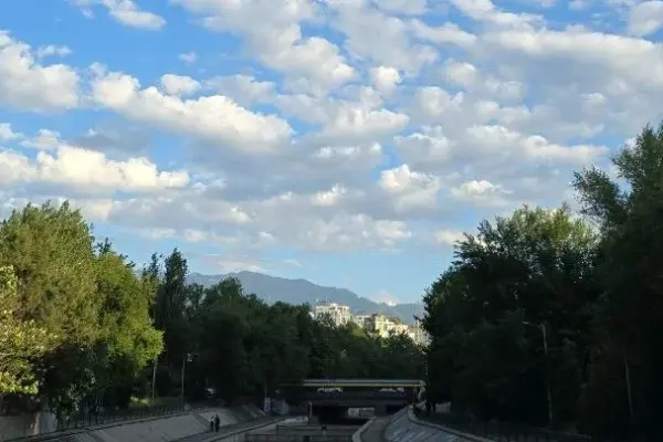 Алматыда апта басында +37°C ыстық, содан кейін нөсер мен бұршақ күтіледі