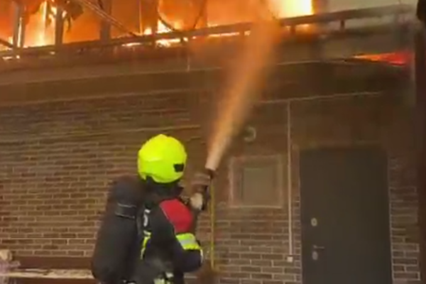 Пожар охватил крышу частного дома в Алматы