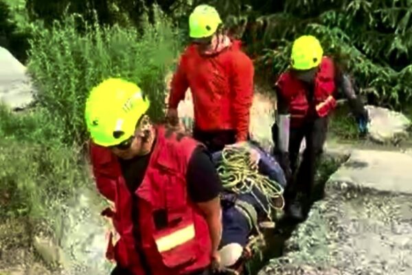 Туристку с травмой ноги эвакуировали с горы у Большого Алматинского озера