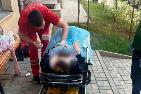 Роды во дворе ЖК в Алматы: скорая не смогла проехать из-за машин