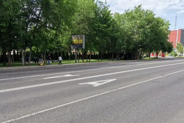 Алматыдағы Саина көшесіндегі жаңа бөлінген жолақ: билік жүргізушілердің наразылығына қалай жауап берді