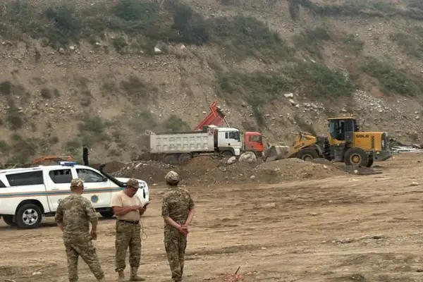 ЧС объявили в районе под Алматы из-за обвала грунта на карьере