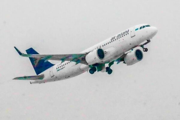 Самолет Air Astana не смог сесть в Астане из-за погоды и вернулся в Алматы