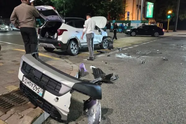 Алматыда қызылға шыққан Kia Seltos екі көлікпен соқтығысып, аударылды