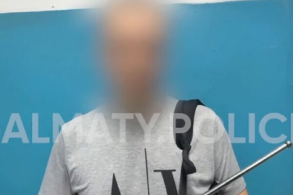 Алматы метросында ер адам телескопиялық шоқпарды алып өтпек болды