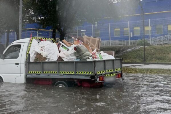 Ливень в Алматы: улицы города ушли под воду, движение парализовано