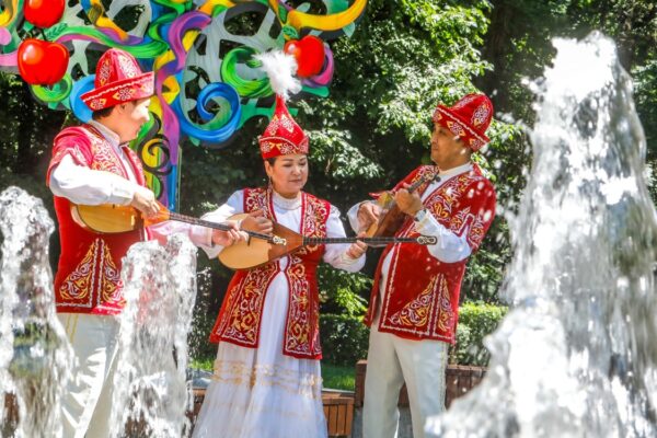Ұлттық домбыра күні: Алматыда мерекелік концерт өтті