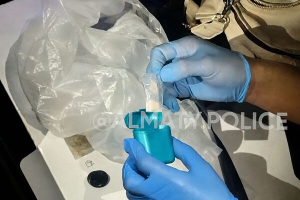В Алматы задержали мужчину и женщину с крупной партией синтетических наркотиков