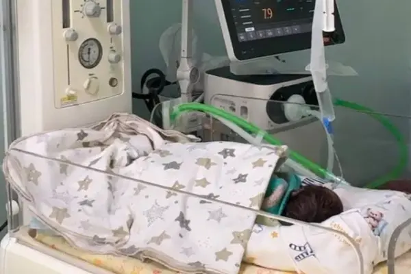 Опухоль весила в два раза больше ребенка: врачи в Алматы спасли мать и младенца