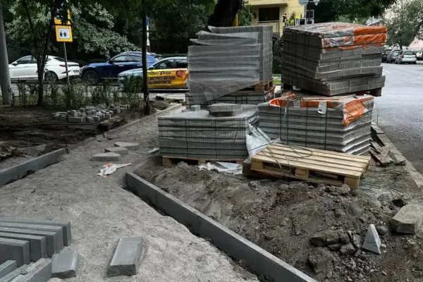 «Опять привезли новую плитку»: в акимате Алматы объяснили ситуацию на аллее по Гагарина