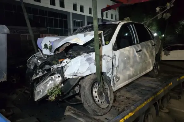 Алматыда автобус жолағында болған түнгі жол апатынан Toyota Caldina жаншылды