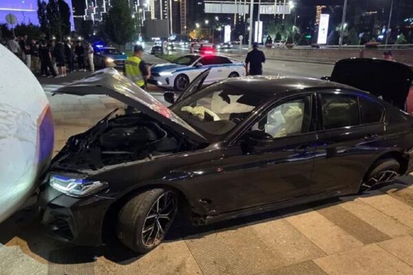 Алматыда BMW арт-музей алдындағы үлкен шарға соғылды: екі адам зардап шекті