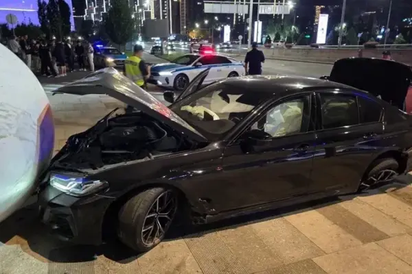 BMW протаранил сферу Музея искусств в Алматы: видео ночного ДТП