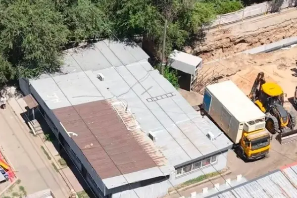 В Алматы начали снос незаконной пристройки по решению суда