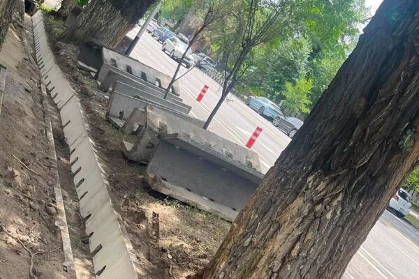 «Почти новые на новые»: в акимате Алматы объяснили замену бордюров на улице Кунаева