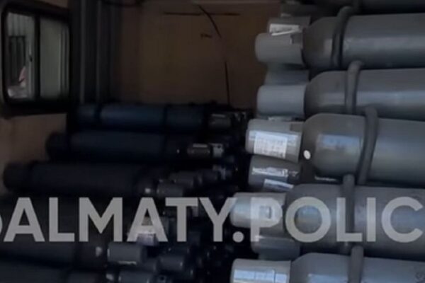 Склад с «веселящим газом» нашли в Алматы: полицейские изъяли 685 баллонов