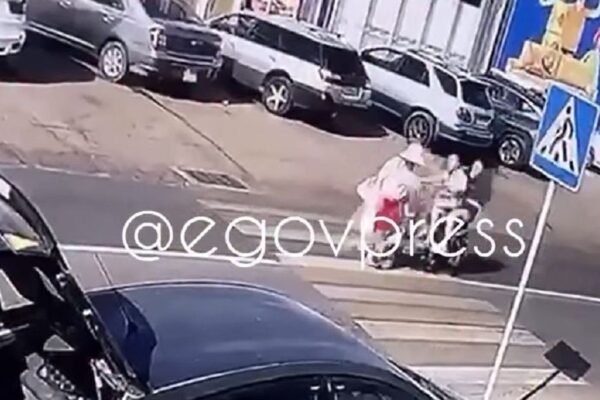 Алматы облысында мопедист жылдамдықпен зейнеткер әйелді қағып кетті (видео)