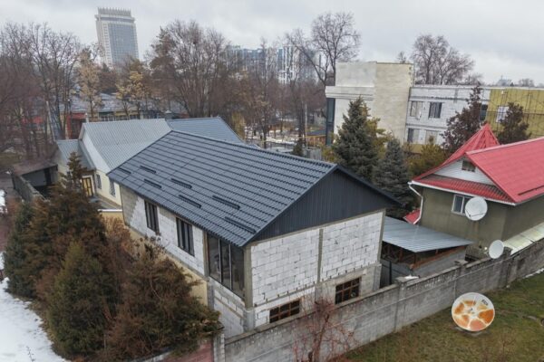 Алматыда заңсыз екі қабатты қосымша құрылысты бұзу басталды