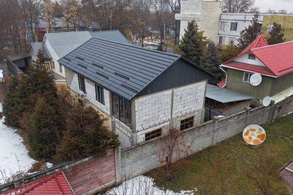 Алматыда тағы бір заңсыз қосалқы құрылысты бұза бастады
