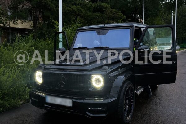 Элитный Mercedes остановили в Алматы: у водителя нашли три нарушения