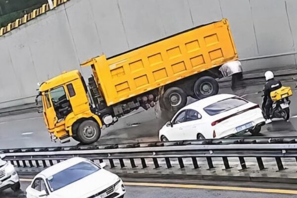 Алматыда жүк көлігі темірбетон қоршауға соғылды: бейнежазба