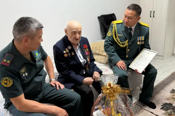 99-летнего ветерана ВОВ поздравили в Алматы: ему вручили подарки от минобороны