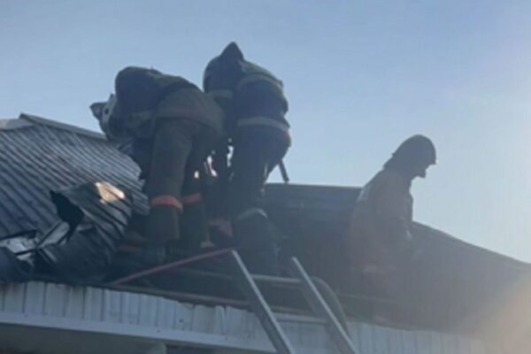 Құтқарушылар Гүлдала ауылындағы өрт кезінде екі газ баллонын алып шықты