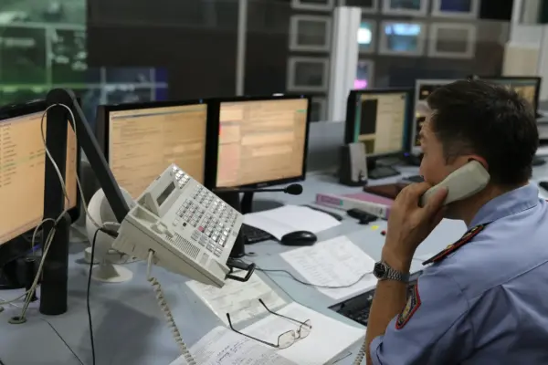 Алматыда бесінші қабаттағы кондиционерде тұрған әйелді құтқарды