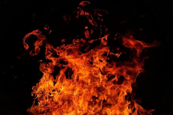 Алматыдағы қоймада өрт шықты: Жетісу ауданындағы Сейфуллин даңғылындағы өртке жоғары дәреже берілді