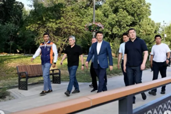 Алматы әкімі Есентай өзені арқылы өтетін веложаяужол көпірінің құрылысын тексерді