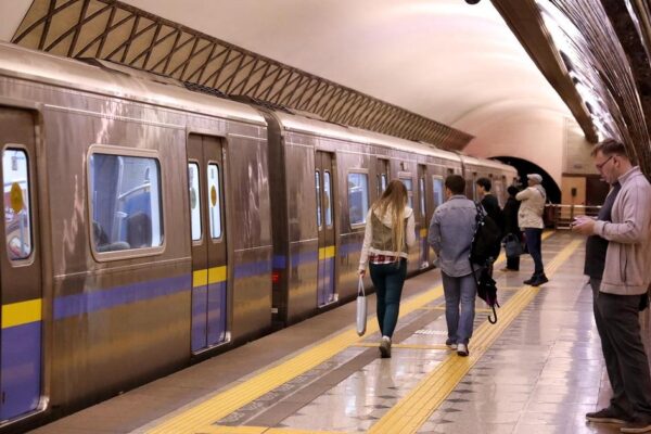 Ножи, кастеты и боеприпасы: что изъяли у пассажиров метро Алматы