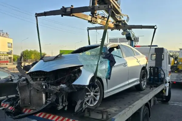 Уснувший таксист влетел под фуру у ТЦ в Алматы: пассажирка в тяжелом состоянии